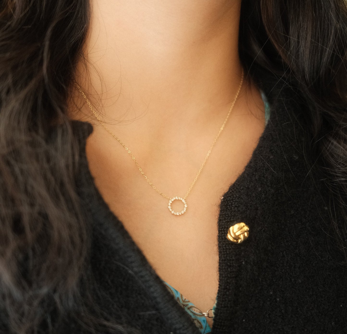 Elira Necklace – Diamond-Cut Circle Pendant