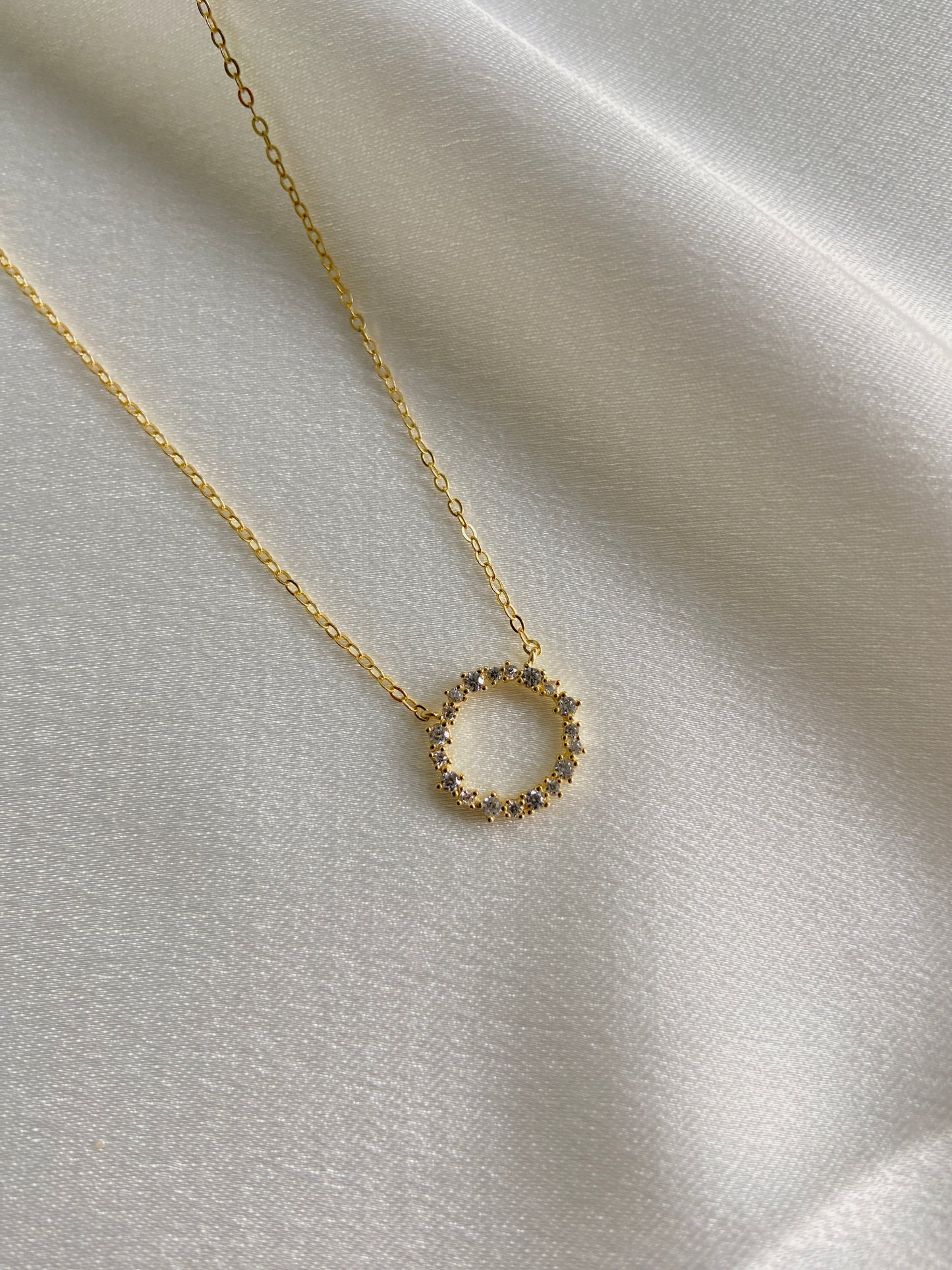 Elira Necklace – Diamond-Cut Circle Pendant
